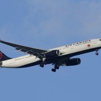 'Air Canada' izsēdina pasažierus, kuri atteicās sēdēt ar vēmekļiem sasmērētos sēdekļos