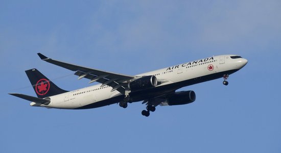 'Air Canada' izsēdina pasažierus, kuri atteicās sēdēt ar vēmekļiem sasmērētos sēdekļos