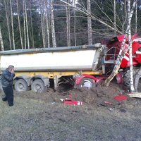 ФОТО: Авария на трассе А5 - грузовик съехал в кювет и врезался в деревья