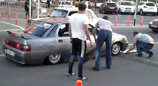 Video: kā ar līdz zemei 'sēdinātu' žiguli pārbraukt 'gulošo policistu'