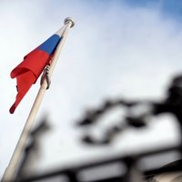 Prokuratūra lietā par Krievijas karoga sabojāšanu apsūdzētajam prasa 100 stundas piespiedu darba