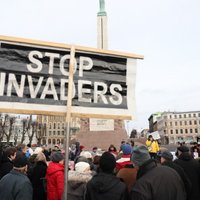 Latvijas iedzīvotāji joprojām negatīvi noskaņoti pret patvēruma meklētājiem, liecina aptauja