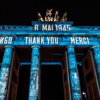 На Бранденбургских воротах высветили слово "спасибо" на русском и еще трех языках