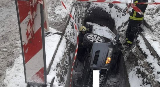 ФОТО. ЧП в Пардаугаве: Audi провалился в яму на глубину около 3 метров