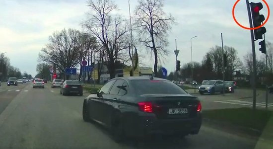 Jelgavā BMW steidzas pie luksofora sarkanās gaismas