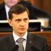 Коалиция отказалась пересмотреть соцвзносы с размера минимальной зарплаты в Латвии