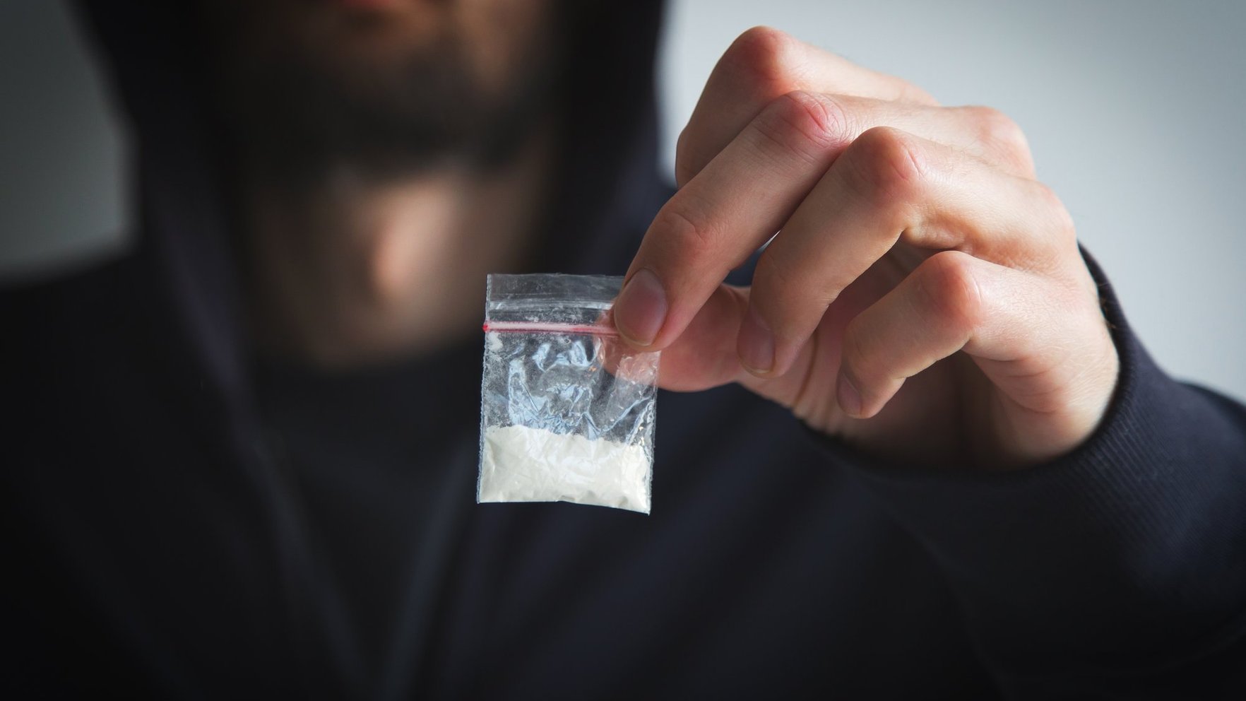 Ogrē aizdomās par iespējamu narkotiku aprit aiztur piecas personas