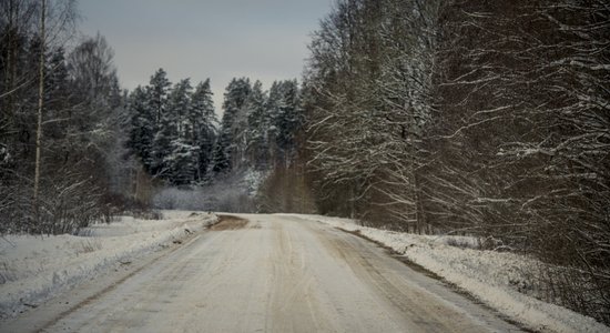 Braukšanu pa grants ceļiem Kurzemē un dienvidos apgrūtina šķīdonis