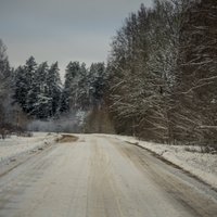 Braukšanu pa grants ceļiem Kurzemē un dienvidos apgrūtina šķīdonis