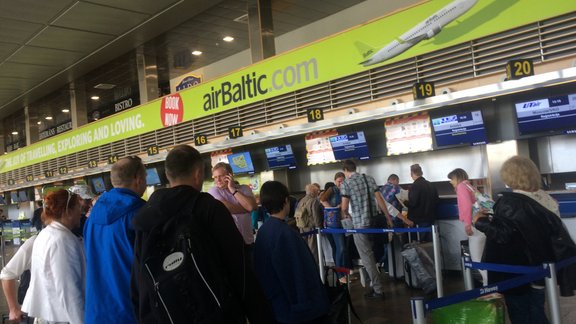 Lidosta Rīga pēc 'airBaltic' lidmašīnas avārijas nosēšanās - 1