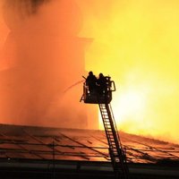 Britu ugunsgrēku izmeklētājs: būvnieki nav vainojami Rīgas pils ugunsgrēkā
