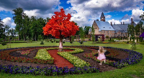 Alises brīnumzeme kaimiņzemē – krāšņais parks sešus kilometrus no Latvijas robežas