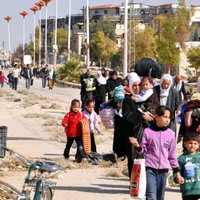 Голодающие жители покидают осажденный пригород Дамаска