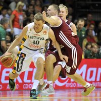 Latvijas basketbola izlase rezultatīvā pārbaudes spēlē piekāpjas Lietuvai