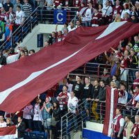 Daugavpilī apzagts Latvijas hokeja fanu autobuss