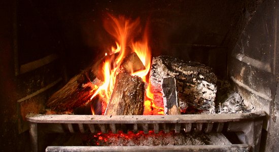 Nīderlandē audžumāte mēģina izdzīt nelabo un iebāž bērna rokas karstā krāsnī