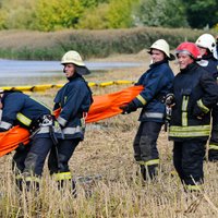 ФОТО: Как пожарные на Лиелупе "экологическую катастрофу" ликвидировали