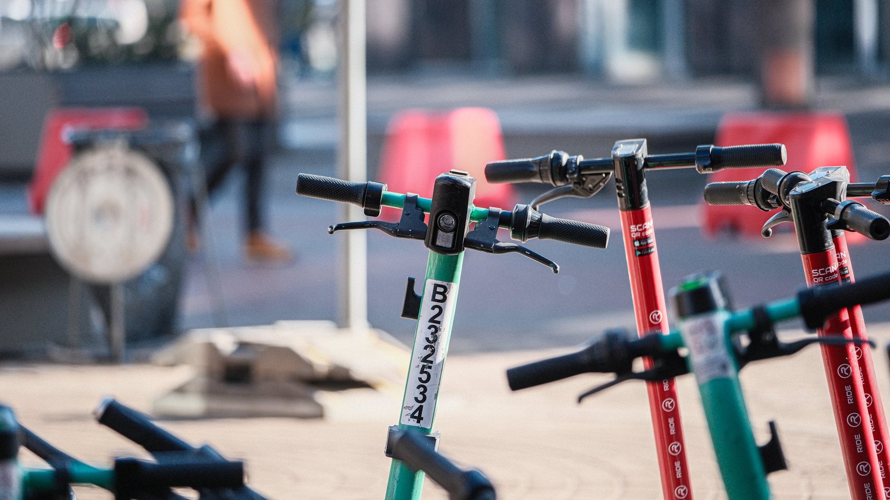 Spēkā stājas jauni noteikumi mikromobilitātes rīku lietotājiem. Kas jāņem vērā?