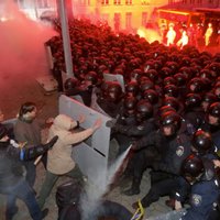 Protestētāji Kijevas centrā dežūrē pie barikādēm