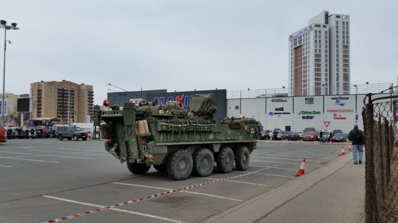 Stryker bruņumašīna iebrauc lielveikala Maxima autostāvvietā