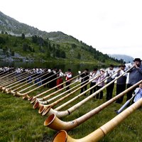 Foto: Pasaulē lielākais Alpu ganu ragu festivāls Šveicē