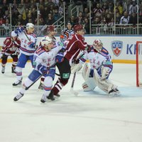 Rīgas 'Dinamo' skaistā cīņā zaudē SKA un pārtrauc uzvaru sēriju