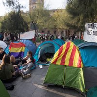 Protestētāji ierīko nometni Barselonas centrā