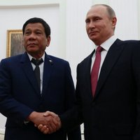Krievija dāvinās Filipīnām kalašņikovus, bet vēlas to paturēt noslēpumā, izrunājas Duterte