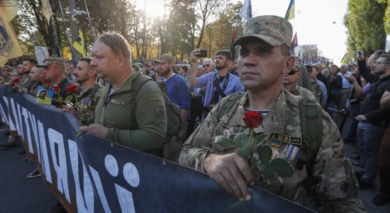 Тысячи националистов вышли на акцию против Зеленского, пока он в Донбассе