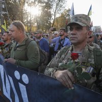 Тысячи националистов вышли на акцию против Зеленского, пока он в Донбассе