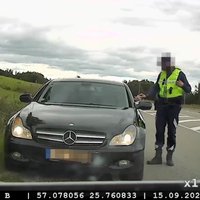 Video: Cēsu novadā policija aptur autovadītāju, kurš traucies ar 159 km/h