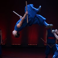 Foto: Kungfu laikmetīgās dejas meistari ar izrādi 'Durvis' pārsteidz publiku Rīgā
