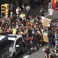 Katalonijā streikā pret policijas vardarbību bloķēti ceļi, notiek demonstrācijas