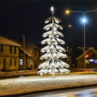 ФОТО. В эстонском Вильянди установили оригинальную "елку" из уличных фонарей