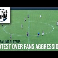 Video: Futbolisti pēc spēles sākuma nekustas no vietas, protestējot pret fanu vardarbību
