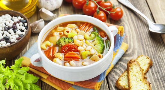 Klasiskā minestrone un vēl deviņas zupas ar saulainās Itālijas garšu