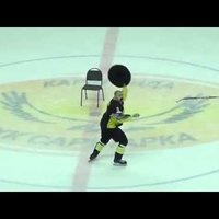 Video: Latvijas hokeja aizsarga Edgara Sikšņa karstasinīgā uzvaras deja Karagandā