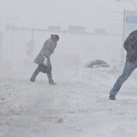 Латвию завалило снегом, движение на дорогах сильно затруднено