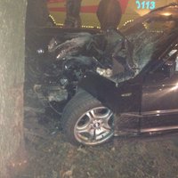 BMW avārijā Jūrmalas gatvē divi cietušie; policijā sākts kriminālprocess