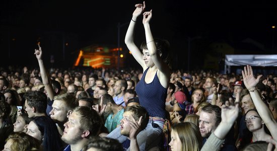 Foto: Frenks Tērners, 'Dzelzs vilks' un cilvēku tūkstoši – lielkoncerta 'Fono Cēsis' noslēgums