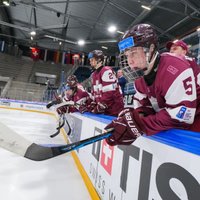 Latvijas U-18 hokejisti PČ ceturtdaļfinālā neatrod pretargumentus spēcīgajiem zviedriem