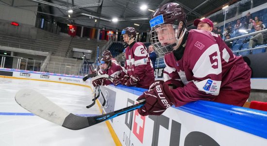 Latvijas U-18 hokejisti PČ ceturtdaļfinālā neatrod pretargumentus spēcīgajiem zviedriem