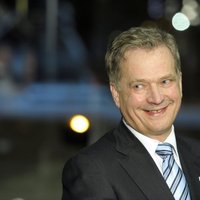 Aculiecinieka reportāža: Somijas prezidents saņem tūkstošiem rokasspiedienu