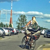 Foto: Autovadītāju Rīgā mulsina velobraucēja ar kupliem svārkiem