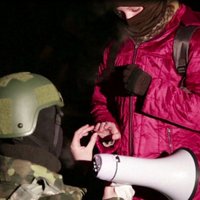 Foto: Kijevas haosā protestētājs bildina draudzeni