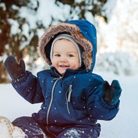 No veļas līdz kombinezona izvēlei: kā ziemā ģērbt mazuli, kurš mācās staigāt