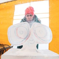 Foto: Kā top pirmās ledus skulptūras Jelgavā