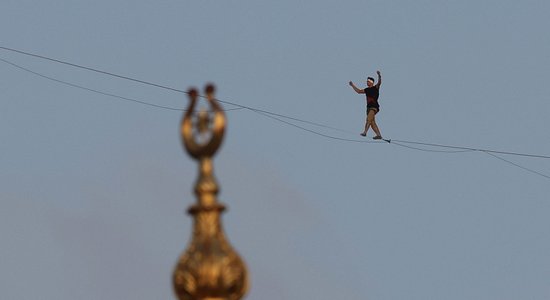 Эстонец Яан Роозе стал первым в мире человеком, который прошел по канату между Азией и Европой