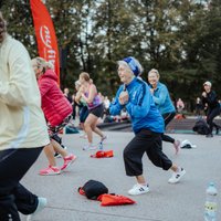 Foto: Simtiem cilvēku rīta agrumā vingro Rīgas centrā