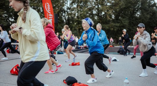 Foto: Simtiem cilvēku rīta agrumā vingro Rīgas centrā